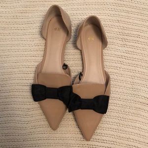 Pointed flat shoes